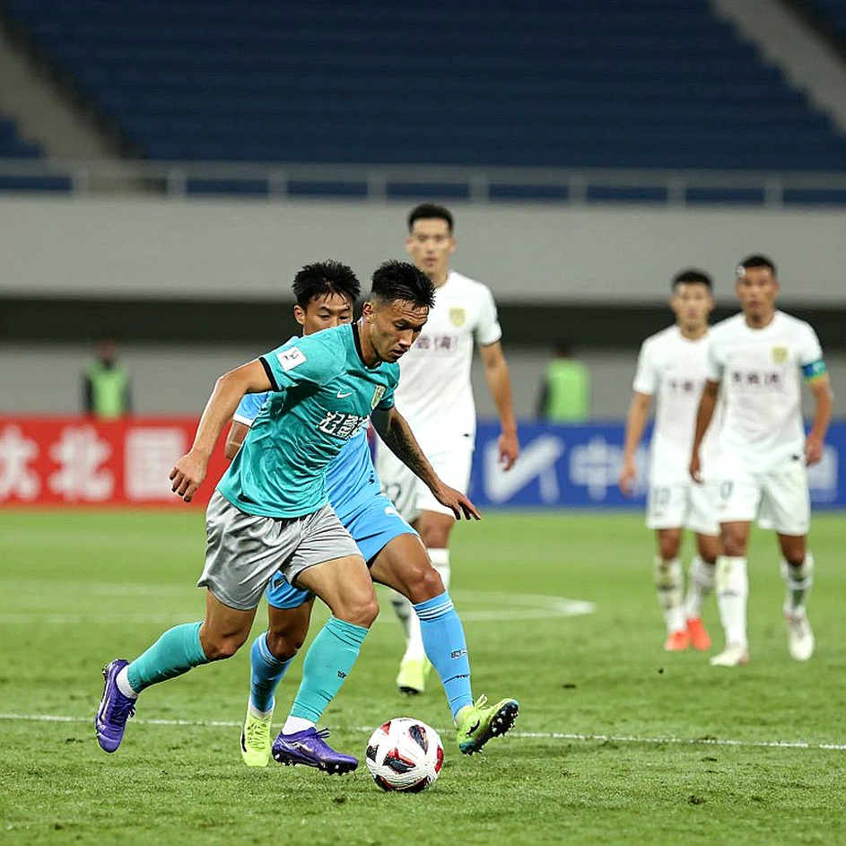 Kỳ chuyển nhượng V.League: Hợp đồng, quỹ lương và khoảng lặng phòng thay đồ