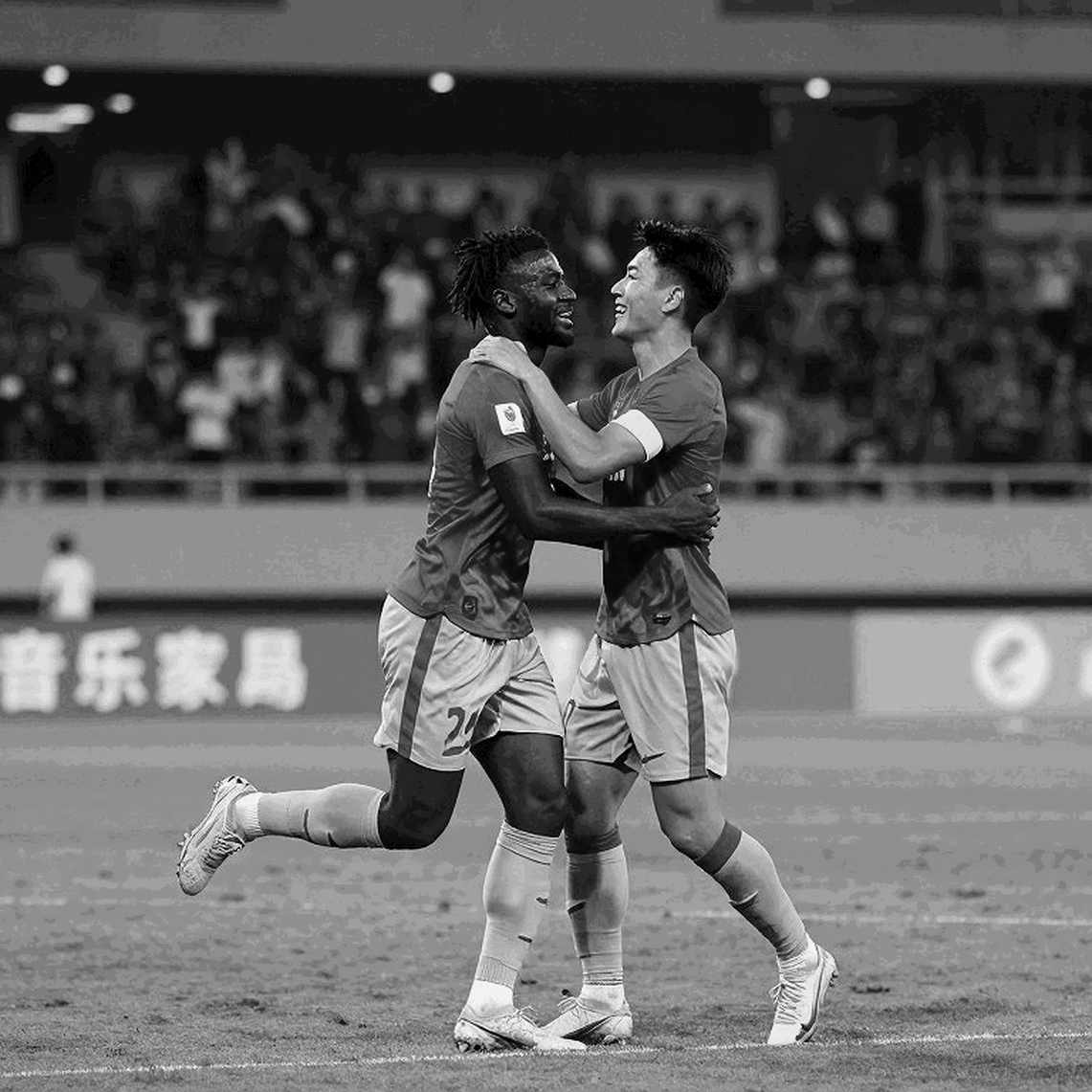 Thẻ đỏ phút 35, bức tường mười người Indonesia và trận hòa 0-0 làm Bảng A chưa ngã ngũ