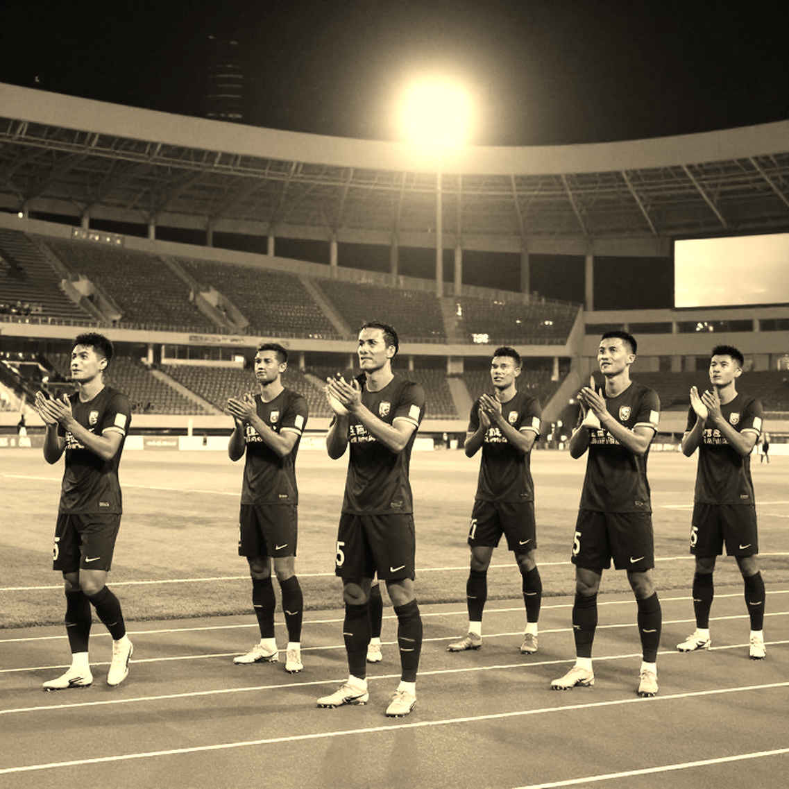 Đôi chân không có lịch nghỉ: V.League, ASEAN Cup và bài học từ chấn thương của Xuân Son