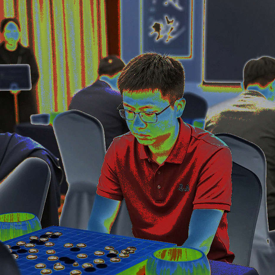 Carlsen trở lại, Ấn Độ lặng lẽ: Lời nguyền thời gian và chiếc ghế trống của Gukesh